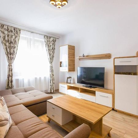 Spacious And Quiet 2 Bedroom Apartment 클루지나포카 외부 사진